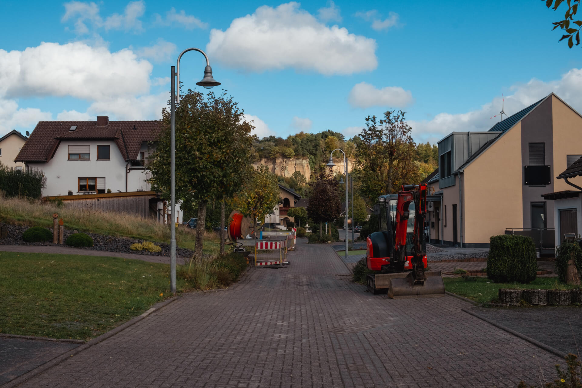 Bau und Verlegearbeiten von Glasfaserkabeln in einer Spielstraße.
