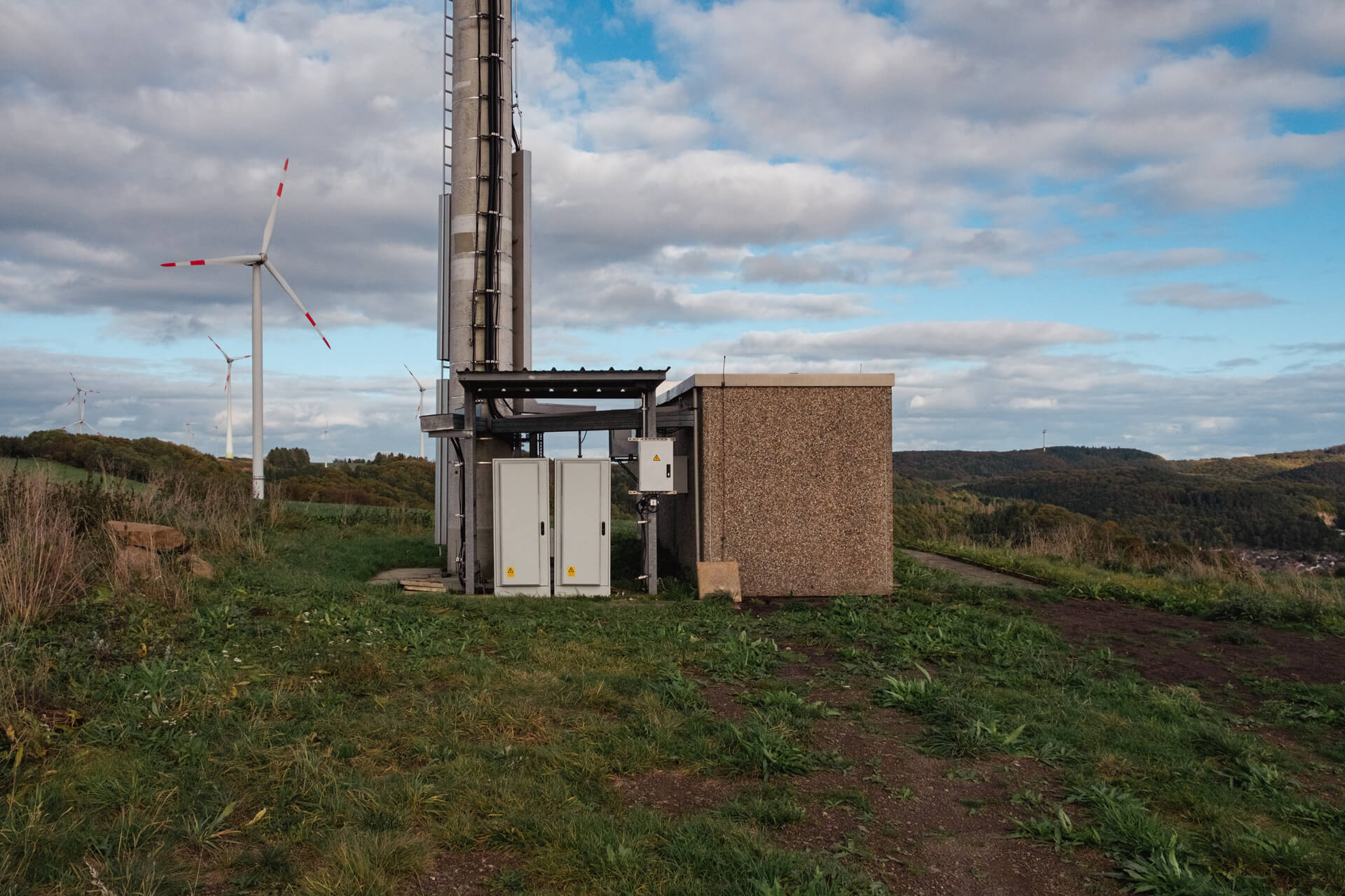 Unterteil eines Sendemast mit unterschiedlichen Nutzungen, wie Fernseh- Radio- oder 5G-Frequenzen.
