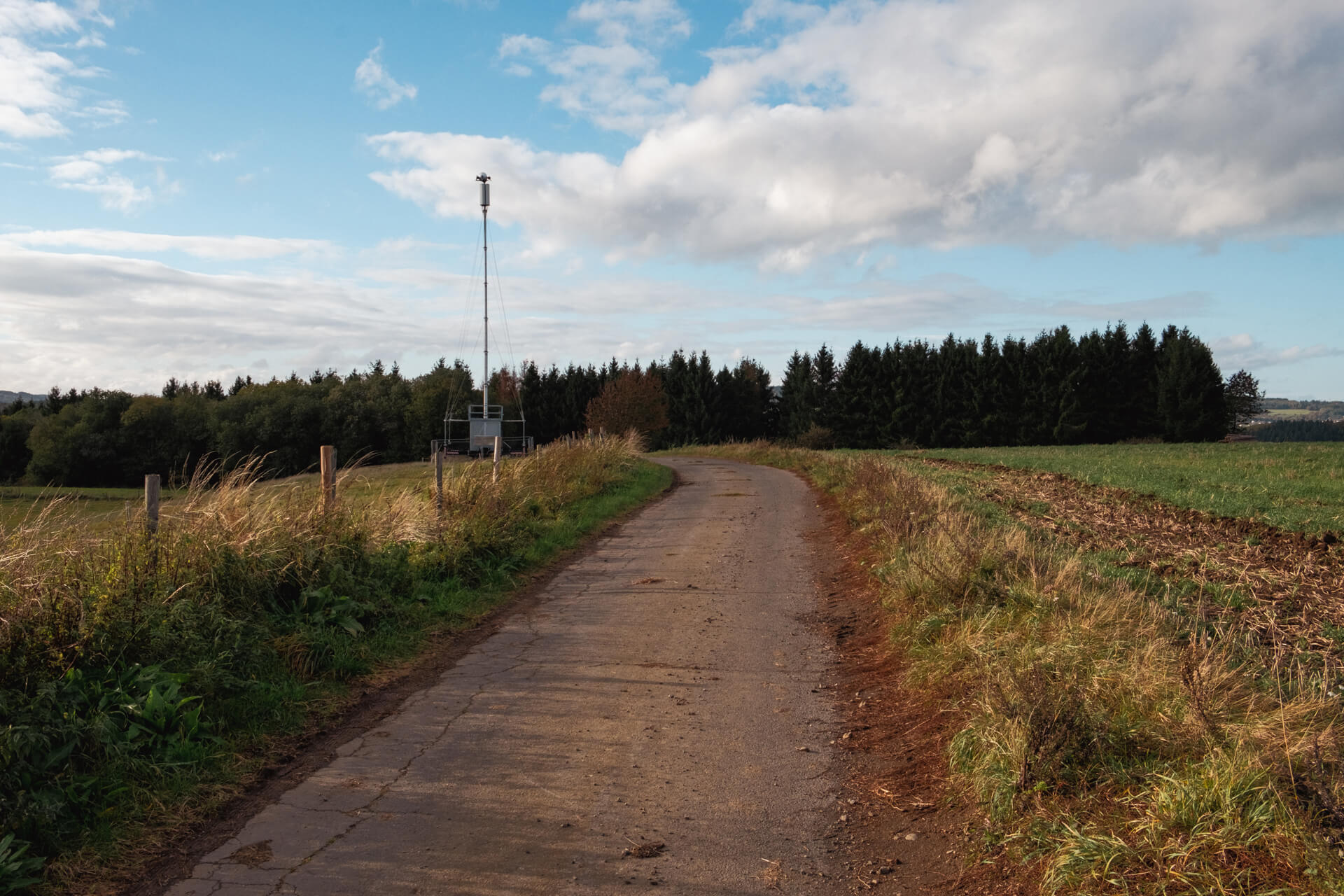 Mobiler-Funkmast am Feldwegrand aufgestellt, um die Internetversorgung sicher zu stellen.
